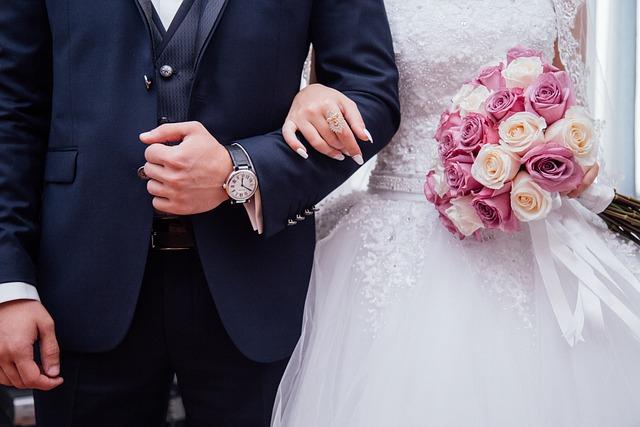 Oblek na obřad: Je povinností pro ženicha?