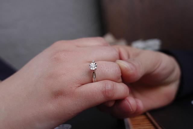 Zásnubní prsten po svatbě: Kde ho nosit s láskou?