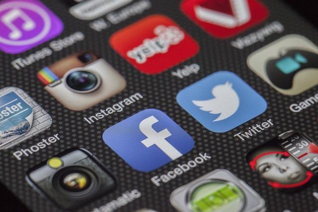 Jak vybrat vhodný způsob sdělení zásnub na Facebooku