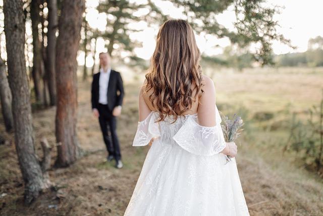 Jak lidé reagovali na svatební šaty Meghan v porovnání s Harryho oblekem?